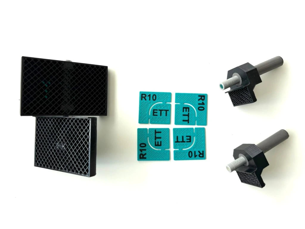 System Drzwiczek Inspekcyjnych EasyToTile R10 – 2× Zawiasy Obrotowe + 2× Mechanizmy Zatrzaskowe